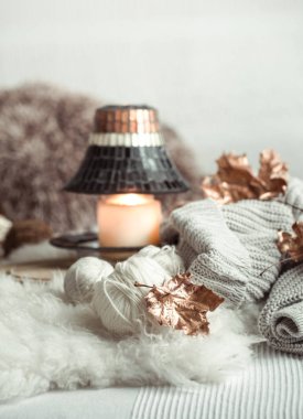 Rahat bir evde Sonbahar natürmort ev dekorasyonu.