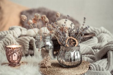 Rahat bir evde Sonbahar natürmort ev dekorasyonu.