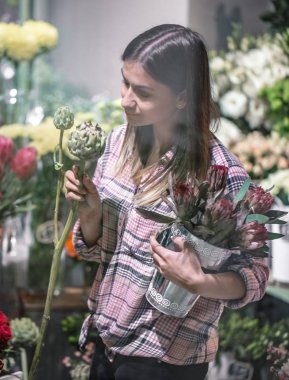 Ekose gömlekli genç bir kız seçer ve bir kompozisyon oluşturur 