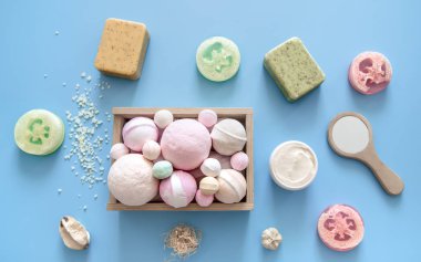 Renkli bir arka plan üzerinde vücut bakım öğeleri ile Spa kompozisyonu