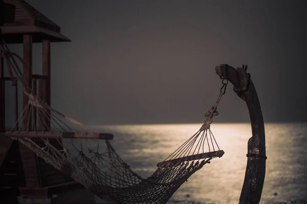 Hermosa playa de noche con hamaca en Egipto  . — Foto de Stock