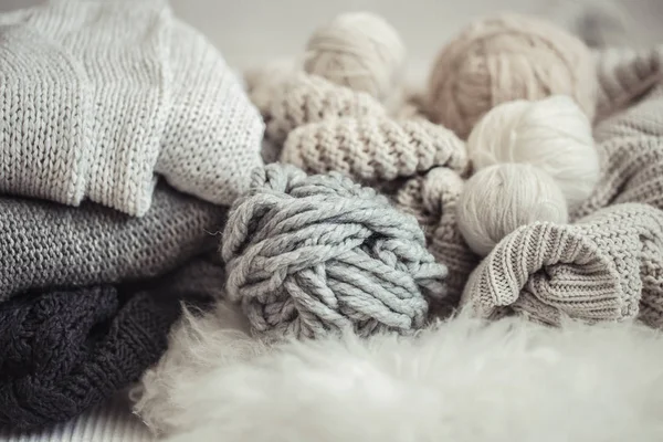 뜨개질을위한 원사와 아늑한 배경 화면. — 스톡 사진
