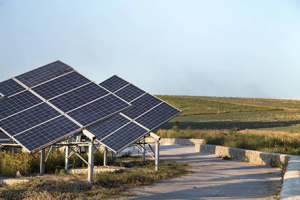 Photovoltaik in Solarkraftwerken Energie aus natürlichen Quellen. — Stockfoto