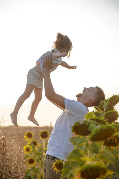 Familia feliz, padre e hija jugando en el campo — Foto de Stock