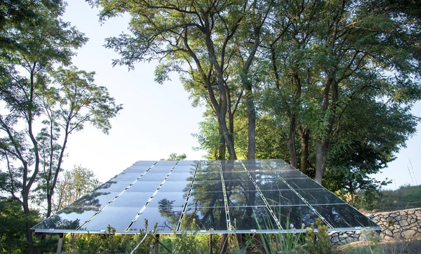 Energia fotovoltaica na central solar energia natural . — Fotografia de Stock