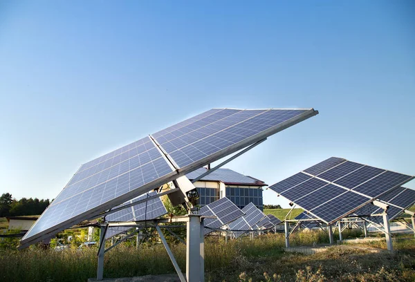 Photovoltaik in Solarkraftwerken Energie aus natürlichen Quellen. — Stockfoto