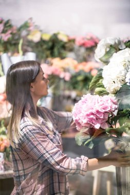 Ekose gömlekli genç bir kız seçer ve bir kompozisyon oluşturur 