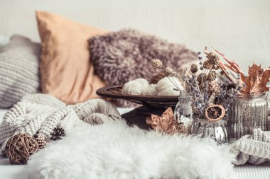 Rahat bir evde Sonbahar natürmort ev dekorasyonu.