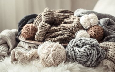 Örgü için rahat bir iplik çeşitliliği ile natürmort.