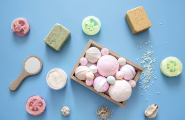 Renkli bir arka plan üzerinde vücut bakım öğeleri ile Spa kompozisyonu