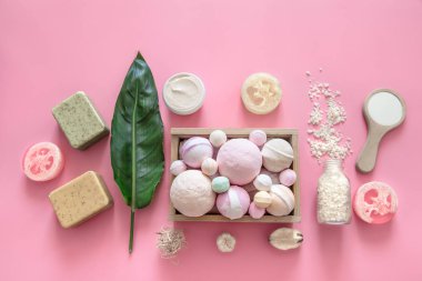 Renkli bir arka plan üzerinde vücut bakım öğeleri ile Spa kompozisyonu