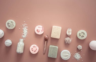 Renkli bir arka plan üzerinde vücut bakım öğeleri ile Spa kompozisyonu.