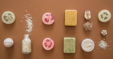 Renkli bir arka plan üzerinde vücut bakım öğeleri ile Spa kompozisyonu