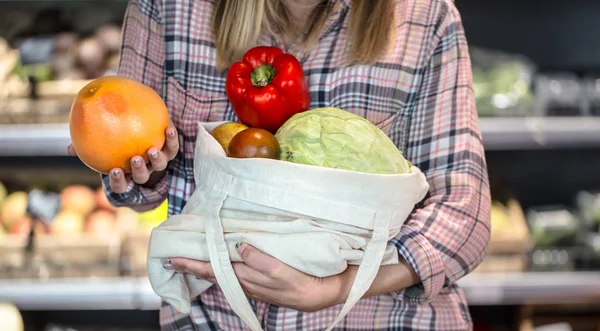 Genç kız ba bir eko çanta içinde meyve ve sebze tutan — Stok fotoğraf