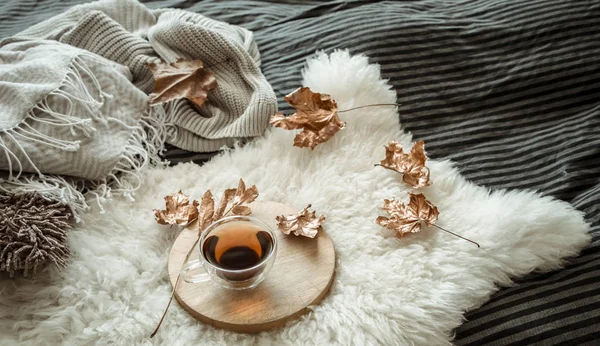 葉とお茶のカップと秋の静物. — ストック写真