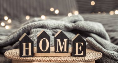 Yazıt ev ile ahşap harflerle rahat arka plan.