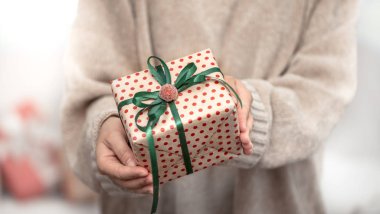 Bir kadın güzel bir Noel hediyesi tutuyor..