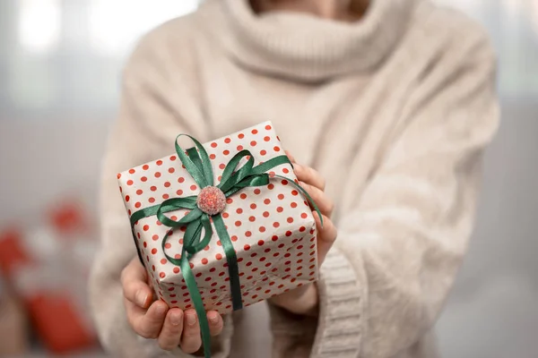 Bir kadın güzel bir Noel hediyesi tutuyor.. — Stok fotoğraf