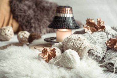 Rahat bir evde Sonbahar natürmort ev dekorasyonu.