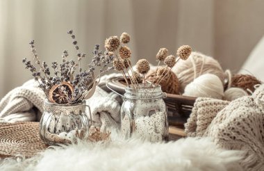 Rahat bir evde Sonbahar natürmort ev dekorasyonu.