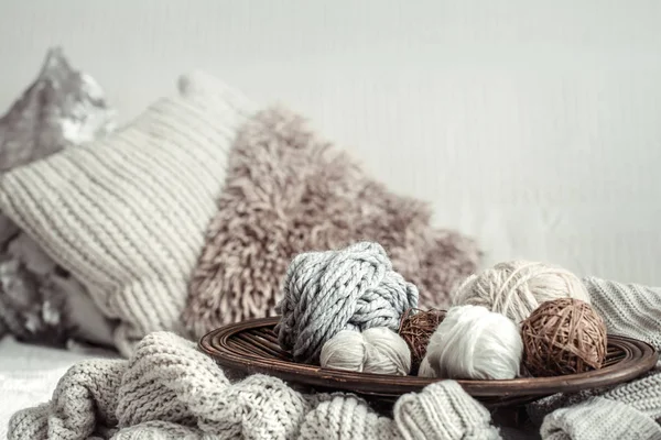 뜨개질을위한 아늑한 다양한 원사와 정물 생활. — 스톡 사진