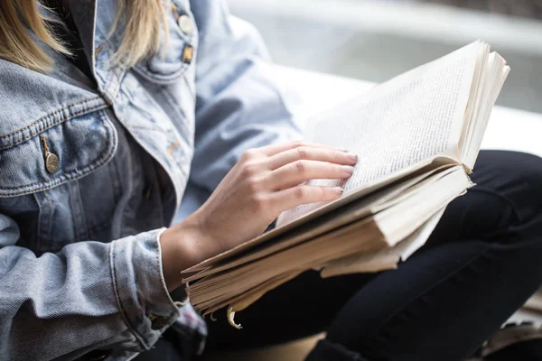 Fiatal lány ül egy kávézóban, és egy könyvet olvasott — Stock Fotó