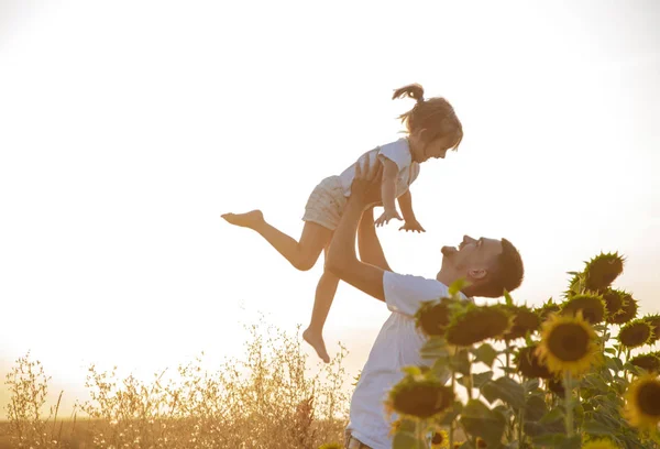 Familia feliz, padre e hija jugando en el campo — Foto de Stock