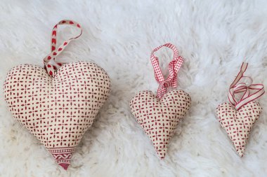 El yapımı kumaştan yapılmış kalpler, üst görünüm, düz yatıyordu.