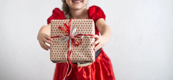 Çocuk elinde bir Noel hediyesi tutuyor.. — Stok fotoğraf