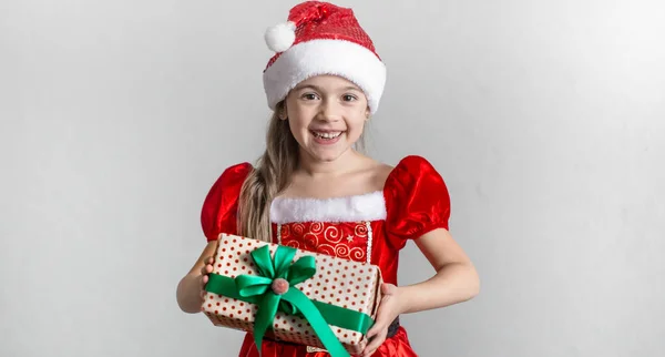 Πορτρέτο ενός μικρού κοριτσιού ντυμένο με Χριστουγεννιάτικη στολή με — Φωτογραφία Αρχείου