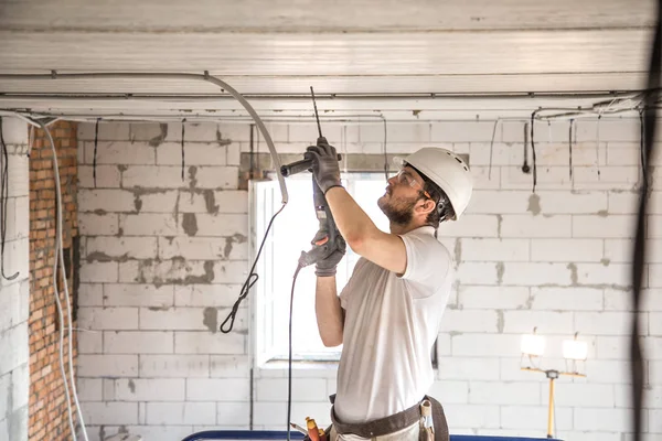 Handyman utiliza el martillo neumático, para la instalación, trabajador profesional — Foto de Stock