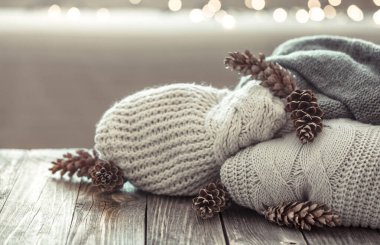 Ahşap bir arka plan üzerinde örgü kazak rahat bir yığın.