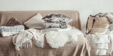 Oturma odasının içinde bir kanepe ve dekoratif eşyalar var. .