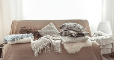 Oturma odasının içinde bir kanepe ve dekoratif eşyalar var. .