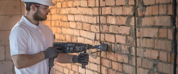 Handyman utilizza martello pneumatico, per l'installazione, lavoratore professionista — Foto Stock