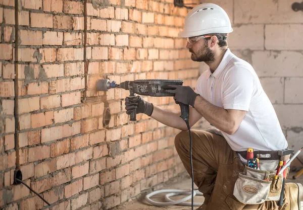 Handyman uses jackhammer, for installation, professional worker — Stock Photo, Image