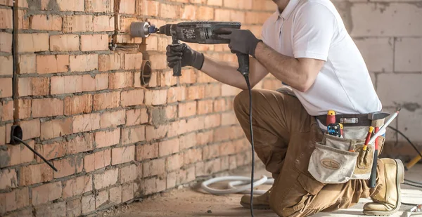 Handyman uses jackhammer, for installation, professional worker — Stock Photo, Image