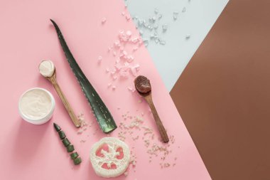 Renkli bir arka plan üzerinde vücut bakım öğeleri ile Spa kompozisyonu.