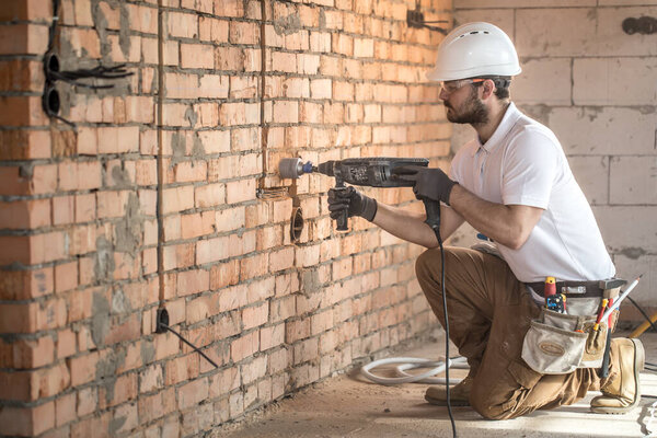 Мастер использует отбойный молоток, для установки, профессиональный работник
 