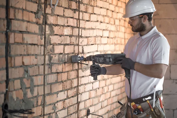 Handyman utilizza martello pneumatico, per l'installazione, lavoratore professionista — Foto Stock