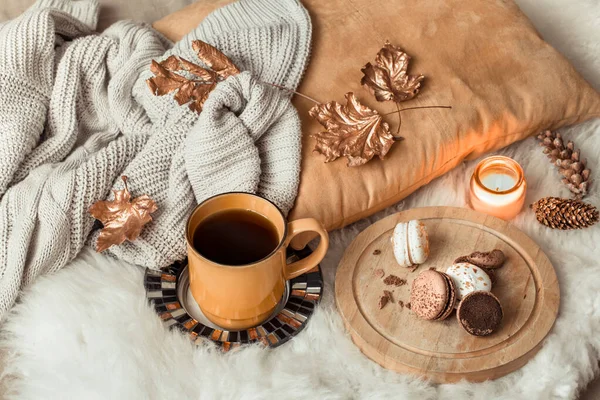 Sonbahar yapraklı ve süveterli bir fincan çay. — Stok fotoğraf