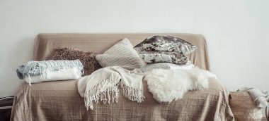 Oturma odasının içinde bir kanepe ve dekoratif eşyalar var. .