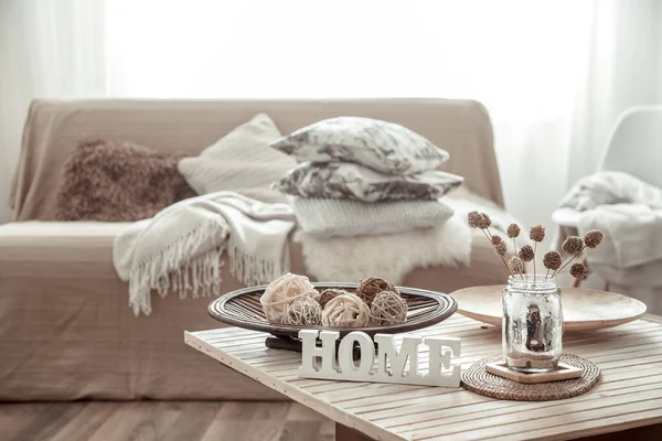 Mysigt ljust vardagsrum med soffa och kuddar. — Stockfoto