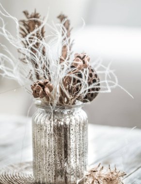 Durgun hayat, kurumuş çiçekli güzel vazo. .