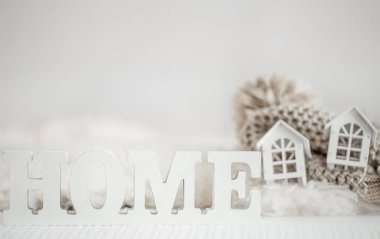 Tahta yazıtlarla dolu bir arka plan. Ev kelimesini oluşturan dekoratif harfler.