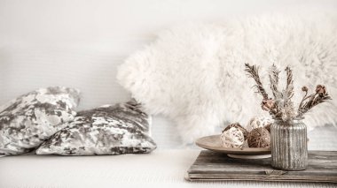 Oturma odasında dekorasyon için hala hayat var..