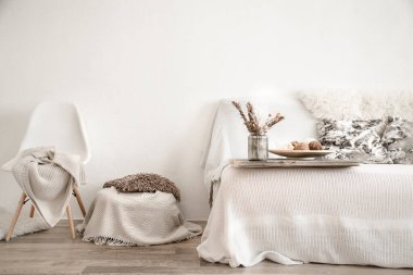 Ev eşyalarıyla modern iç mekan. Evdeki rahatlık ve rahatlık .