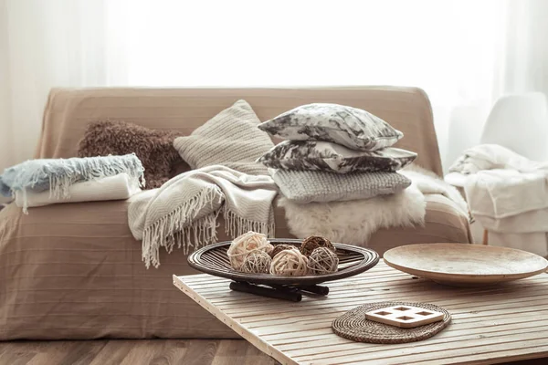 Accogliente soggiorno luminoso con divano e cuscini . — Foto Stock