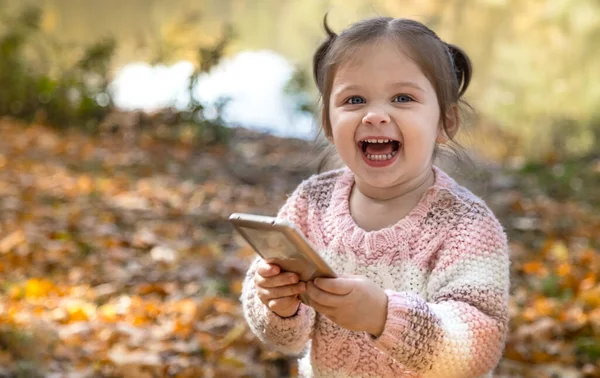 Porträt eines kleinen Mädchens im herbstlichen Wald. — Stockfoto