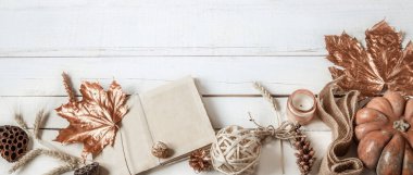 Farklı nesneler ve balkabağı ile sonbahar arkaplanı. Düz-düz.